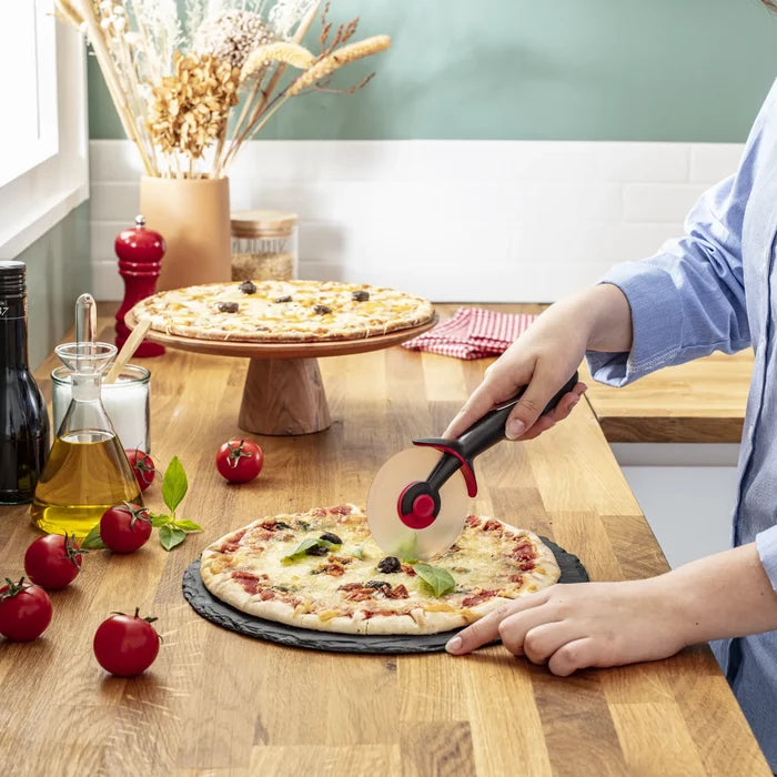 Tefal Ingenio Pizza Cutter K2071114 in use