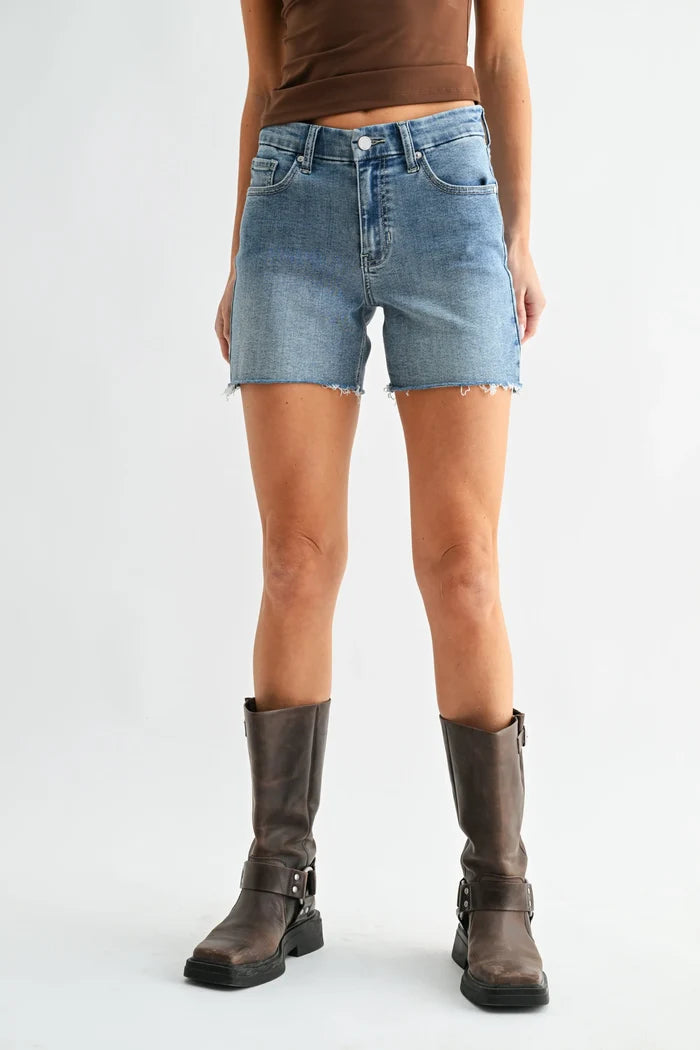 Low rise walking denim short with light-wash frayed hem and five-pocket design